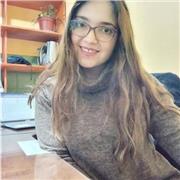 Me defino como una docente proactiva, que siempre busca que sus estudiantes queden satisfechos al momento de recibir el aprendizaje que entrego, sobre todo, en las clases de preuniversitario, puesto que es de vital importancia, que los estudiantes tengan